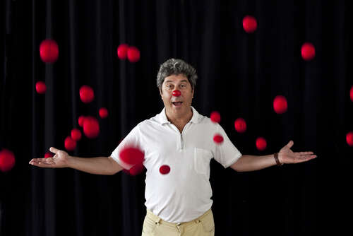 Giora Seeliger, founder of RED NOSES, explains the meaning of carnival. copyright: Mirjam Reither